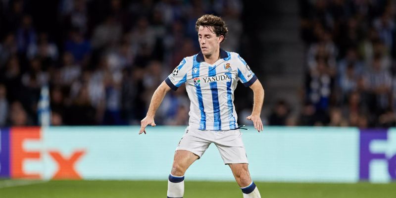 Alvaro Odriozola có khả năng chuyền bóng tốt